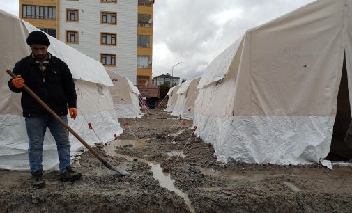 Elazığ’da depremzedelerin mücadelesi: Belediye sınıfta kaldı, çadır kentleri su bastı