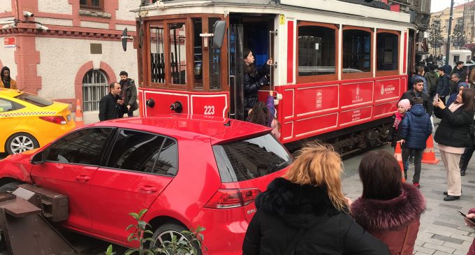 Nostaljik tramvay otomobile çarptı, fotoğraf kuyruğu oluştu