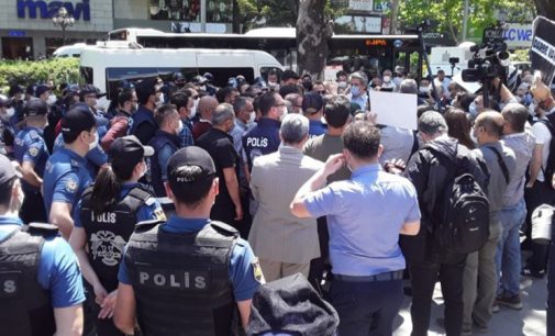HDP’den vekillik düşürülmesine ‘Kravatlılar da darbe yapar’ protestosu: Polis biber gazıyla müdahale etti