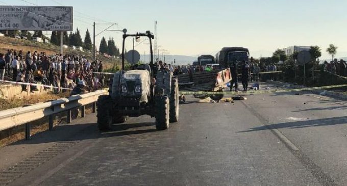 Tarım işçilerinin taşındığı traktör römorkuna minübüs çarptı: İki işçi yaşamını yitirdi, 10 kişi yaralandı
