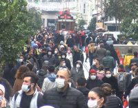 İstiklal Caddesi’nde yoğunluk, büfe önlerinde kuyruk oluştu