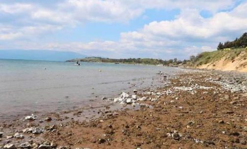 İzmir Foça’da deniz 20 metre çekildi: İskelelerin ayakları ortaya çıktı