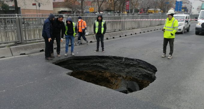 İstanbul’da metro inşaatı yanındaki yol çöktü