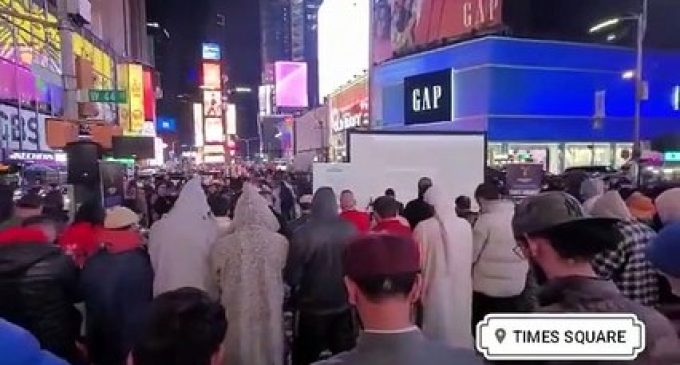 New York’ta ilk: Times Meydanı’nda cemaatle teravih namazı kıldılar