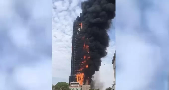 Çin’de gökdelende yangın: China Telecom binası kullanılamaz hale geldi