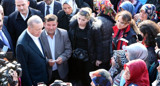 Madenci yakını Erdoğan’a ihmalleri anlatırken bir kadın araya girdi: “Allah seni başımızdan eksik etmesin reisim”
