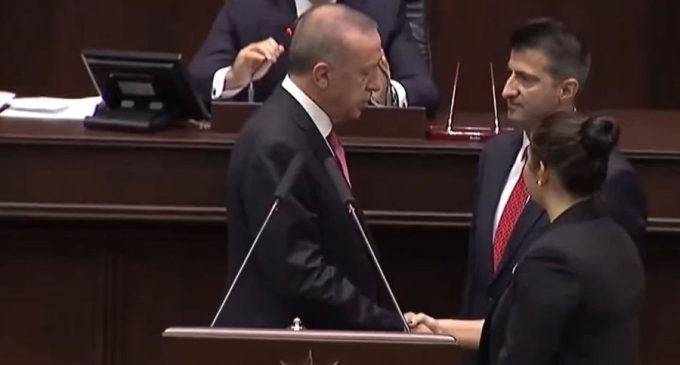 Mehmet Ali Çelebi AKP sıralarında: Rozetini Erdoğan taktı