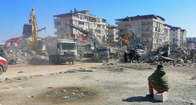 Depremde yıkılan otellerden birinin sahibi daha AKP’li müteahhit çıktı