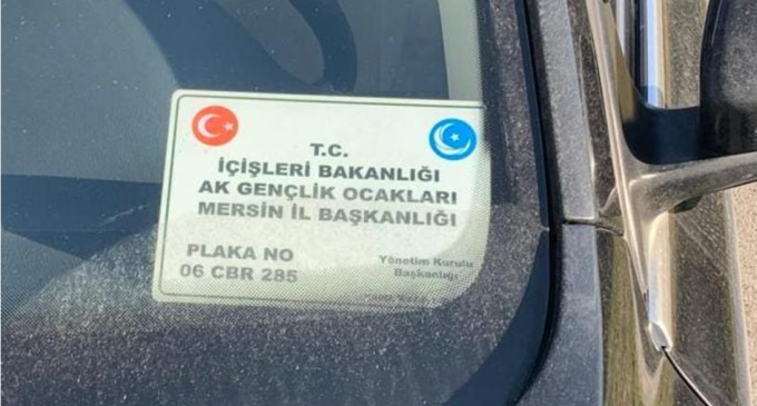 Bir aracın camındaki bu kart Soylu’ya soruldu: “İçişleri Bakanlığı Ak Gençlik Ocakları”