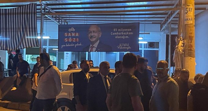 Buca’da CHP afişleri asan bir kahvehaneye saldırı