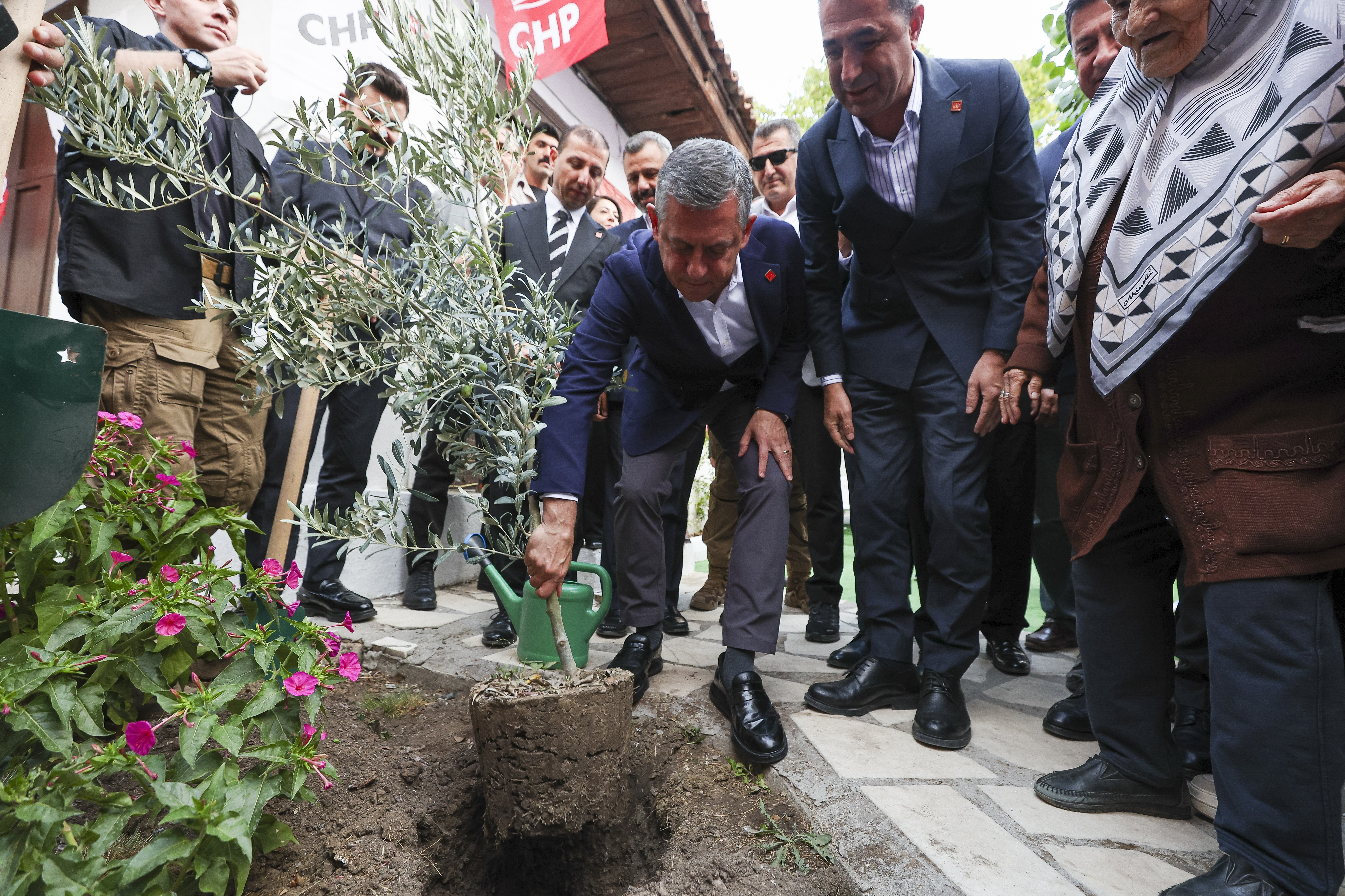Ele verir talkını, kendi yutar salkımı